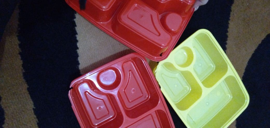 Kotak Makan Plastik Sekat 3+1 Warna Warni Dgn Tutup/ Box Bento Sekat