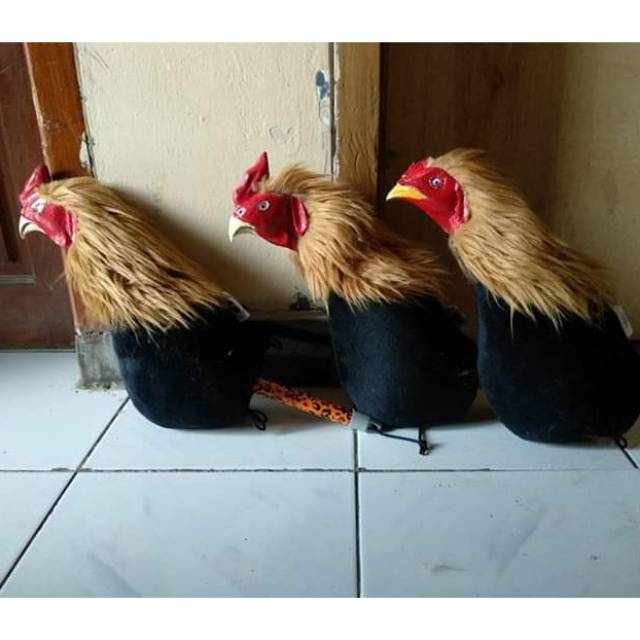 boneka ayam sabung untuk melatih fisik