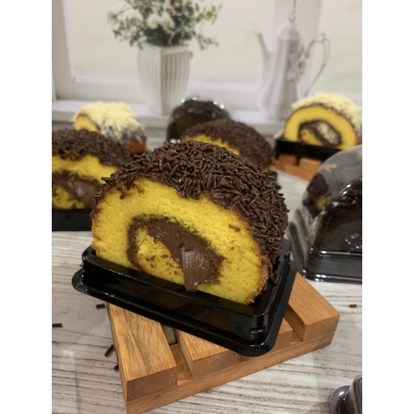 

Slice Roll Cake