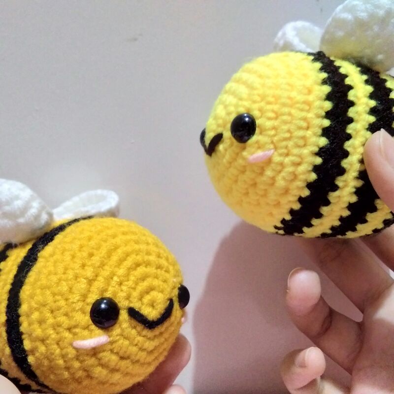 Boneka lebah rajut amigurumi