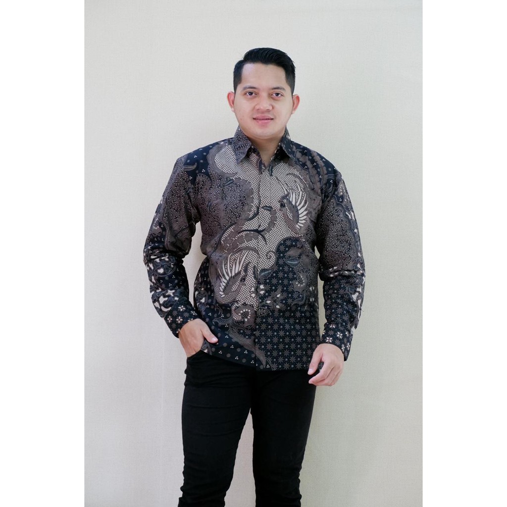 KEJAYAN HITAM KEMEJA BATIK PRIA SOLO LENGAN PENDEK LAPIS FURING ATASAN BATIK PREMIUM MODERN ATASAN BATIK PREMIUM MODERN BATIKSOLOAMANAH IRSO LAKESWARA WULU GADING BAYUSUTA GITARJA PEKSI KEMBAR MERAK PUSPITA HUTAMA DHIMAS WISNU AKHMAL ARYANALA PEKSI