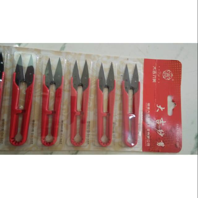 

Gunting benang merah