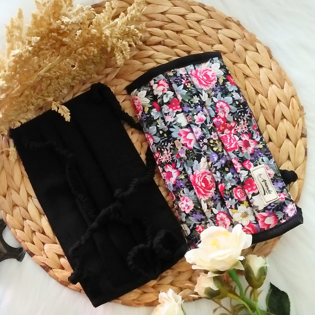Masker kain kotak motif bunga hitam