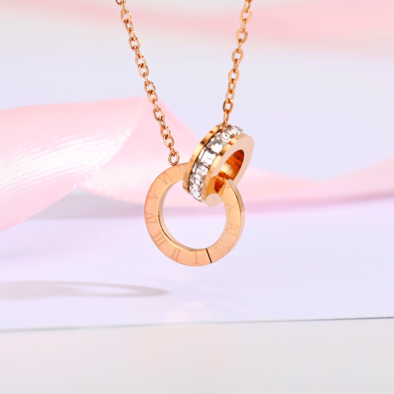 Kalung Rantai Dengan Liontin Cincin Ganda Aksen Berlian Imitasi Warna Rose Gold