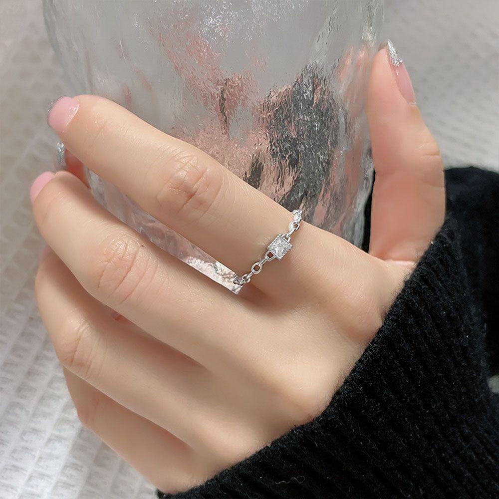 Cincin Jari Bentuk Persegi Bahan Zirkon Warna Silver Untuk Wanita