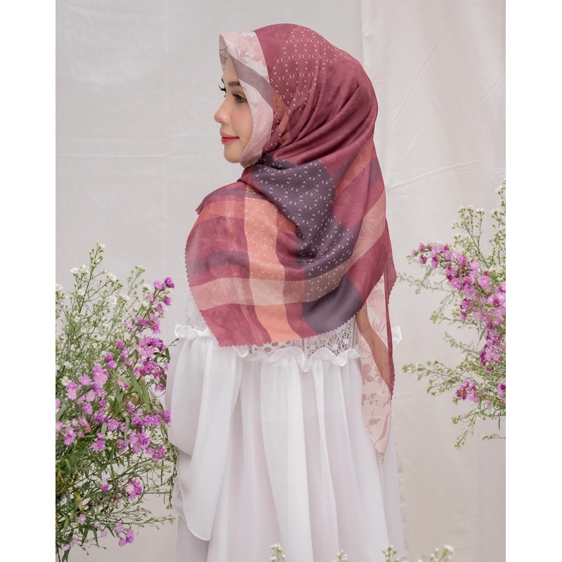 RACHEL SCARF WEARING KLAMBY