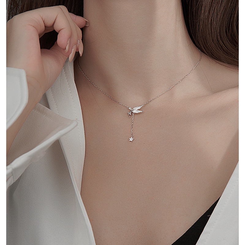 Kalung Dengan Liontin Bentuk Bintang Dan Bunga Aksen Berlian Untuk Wanita