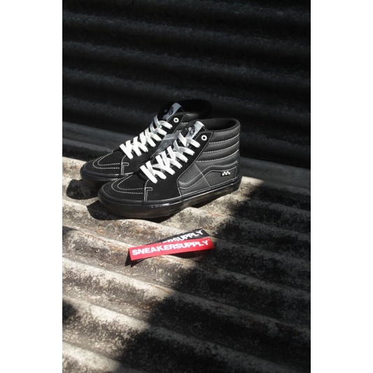VANS SKATE SK-8 HI FULL BLACK(RESMI PT.NAVYA INDONESIA)