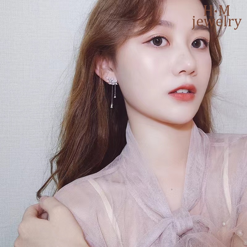 Anting Tusuk Gantung Desain Bunga Hias Berlian Untuk Wanita