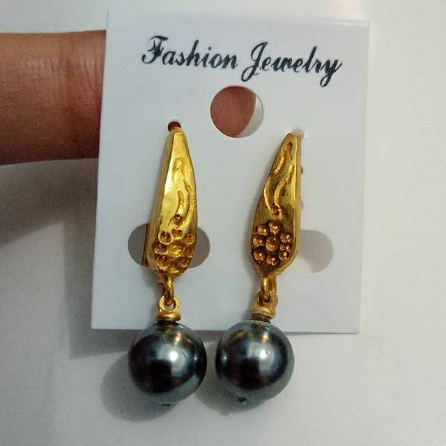 Anting mutiara shell hitam