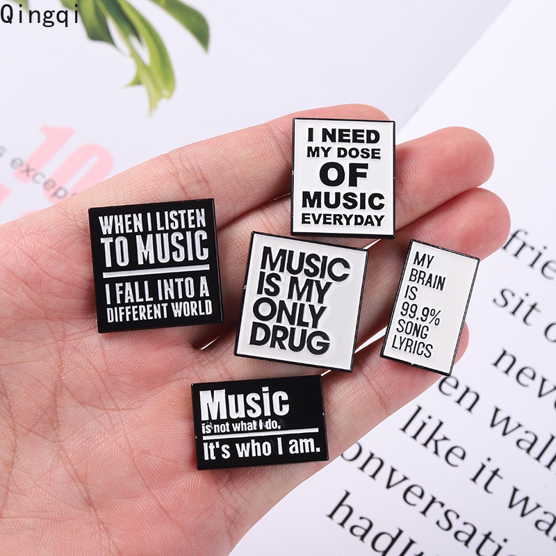 Pin Bros Enamel Bentuk Musisi Dialog Bahan Metal Warna Hitam Dan Putih Untuk Dekorasi Tas Ransel