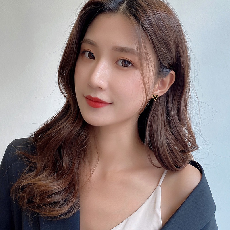 Berbentuk V kancing hitam sederhana alfabet huruf anting-anting wanita 2020 baru trendi kecil Korea