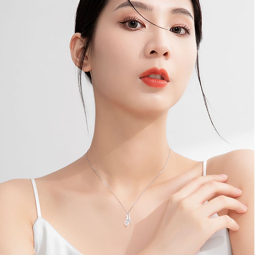 Needway  Cute Handshake Necklaces Simple Couple necklace Clavicle Chain Cool style Magnet Korean 2PCS/SET Women and men Romantic Fashion Jewelry/Multicolor