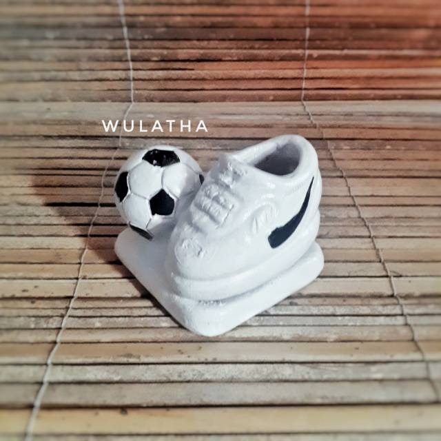 

Tempat Pensil Model Bola B Gerabah / Clay