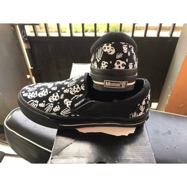 Sepatu Misfits Slip On Black White original