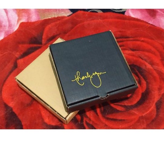 

Box hampers kotak kado 18x18x4