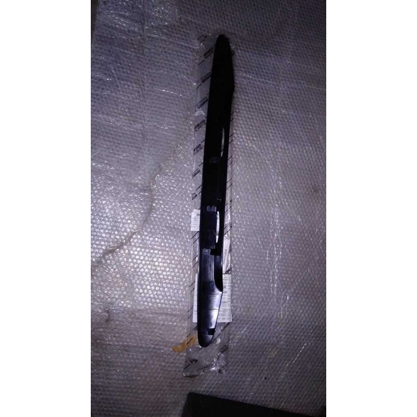 MOULDING / LIST PINTU BAGASI76811BZ110TOYOTA   AVANZA LAMA VVTI2006-2009