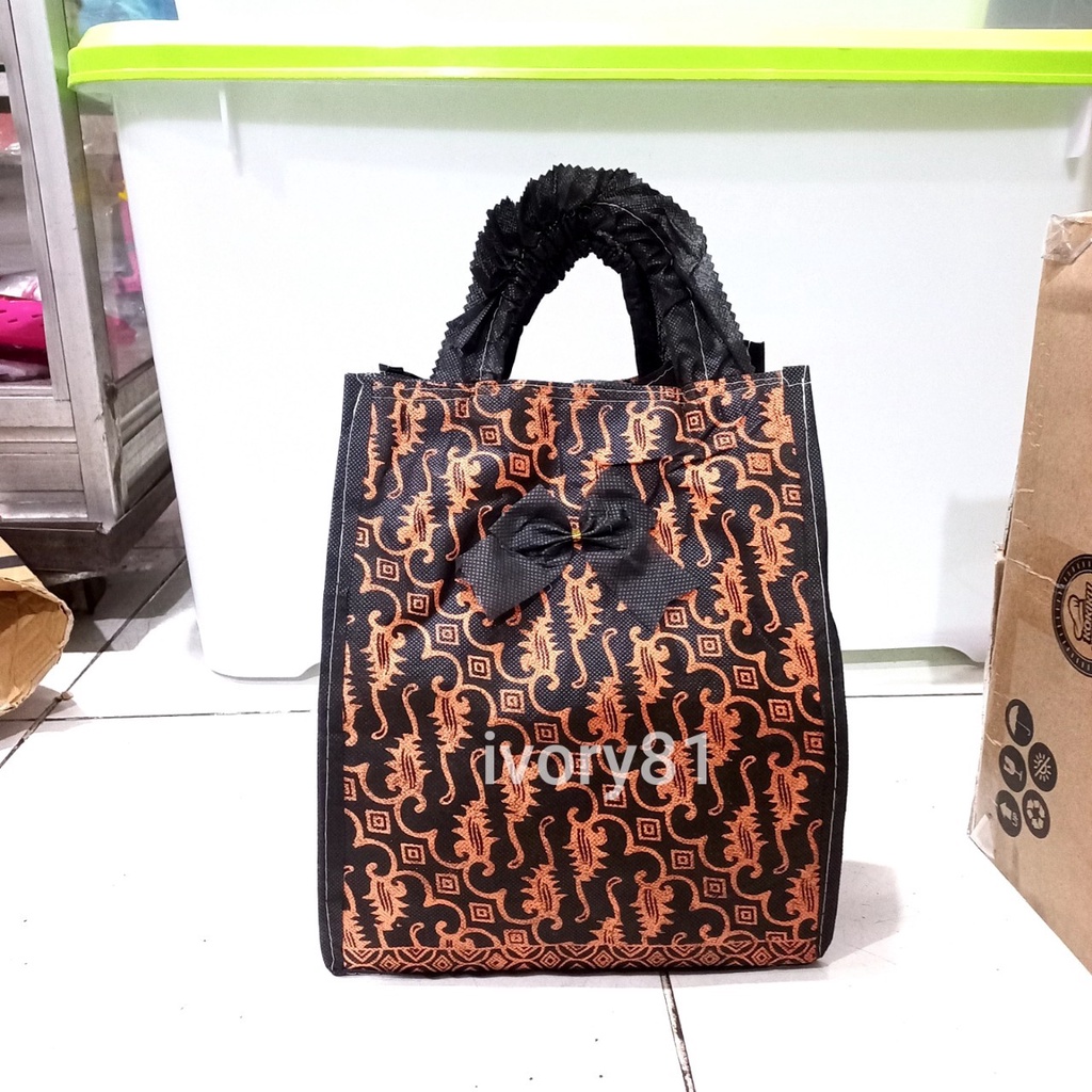 

tas hajatan spunbond nindy batik 22 lusinan