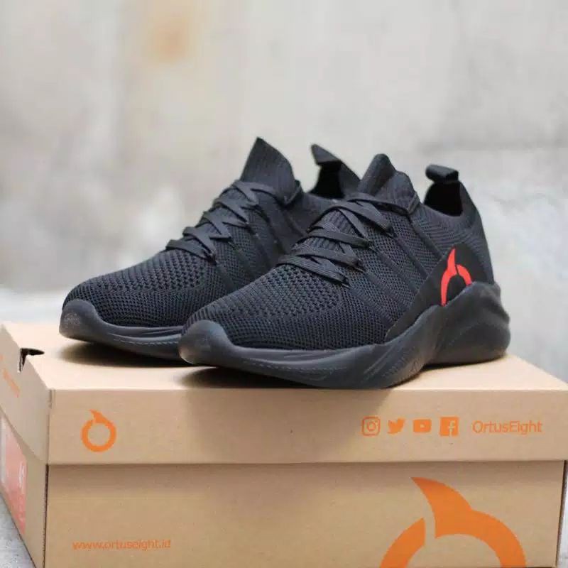 SEPATU RUNNING ORTUSEIGHT INVADERS ALL BLACK