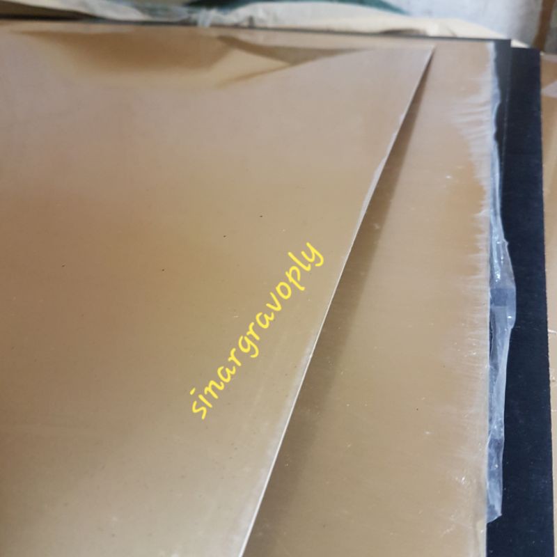 

gravoply gold doff teks hitam ukuran 120x60cm tebal1.5ml ( ad sedikit bintik 2 hitam )