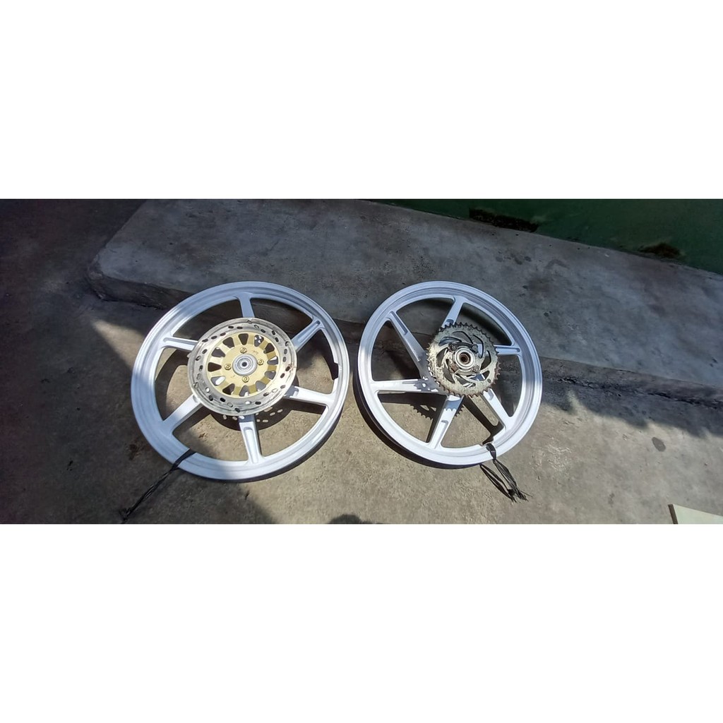 Sepasang Velg roda depan belakang Suzuki Satria 2 tak hiu lscm double disc DD original putih ori