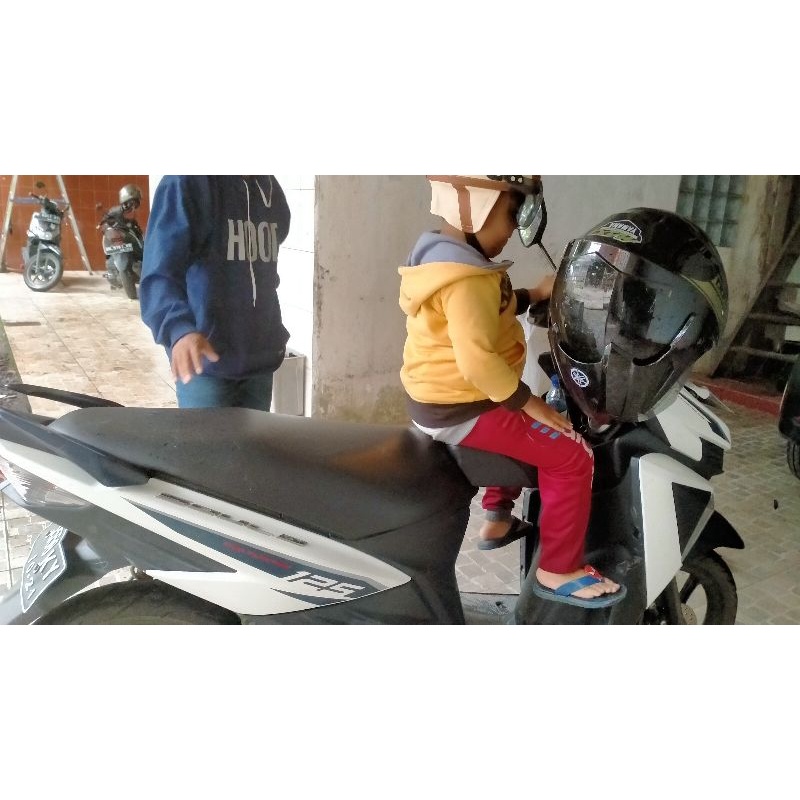 Jok tambahan ekonomis motor boncengan anak Makassar