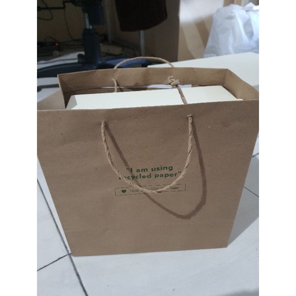 

Paper Bag untuk Hard Box ukuran 25x25x10