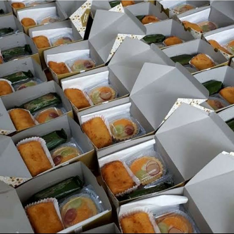 

Snack box jajanan pasar menerima pesanan acara hajatan sunat ulang tahun pernikahan dll