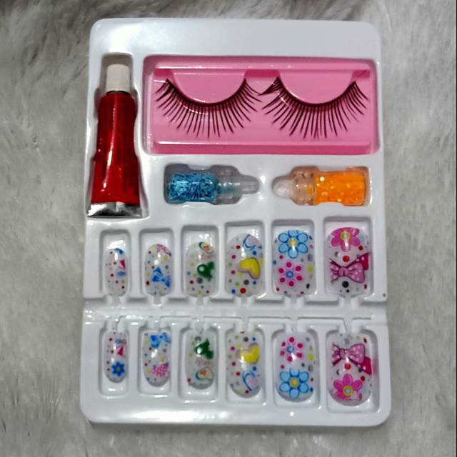 Kuku dan Bulu Mata Palsu