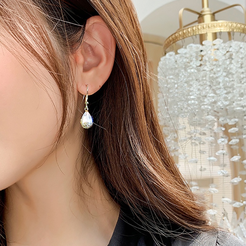 Anting Kristal Sintetis Motif Bunga Vintage Aksesoris Pesta fashion Korea Wanita