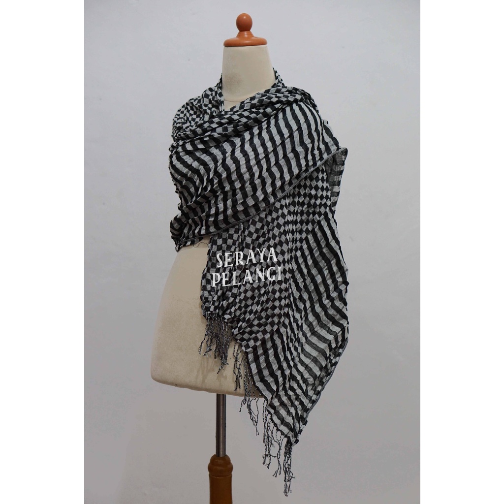 Pashmina Crinkle Poleng | Motif Catur | Hitam Putih | Pasmina | Selendang | Scarf | Syal | Shawl | Souvenir | Hadiah Ulang Tahun | Birthday Gift | Aksesoris Fashion | Import Quality | Grosir Murah | Selendang Bali