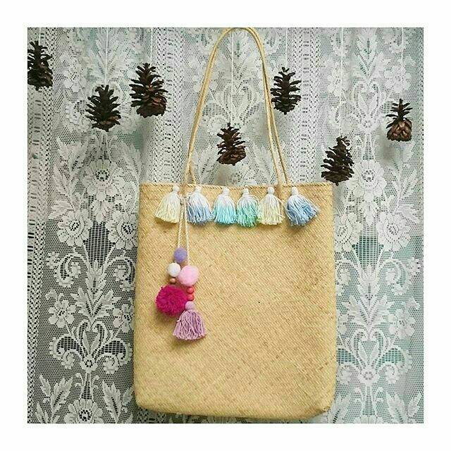 Tas anyam rotan hias pompoms dan tassels (Rattan Tote bag)