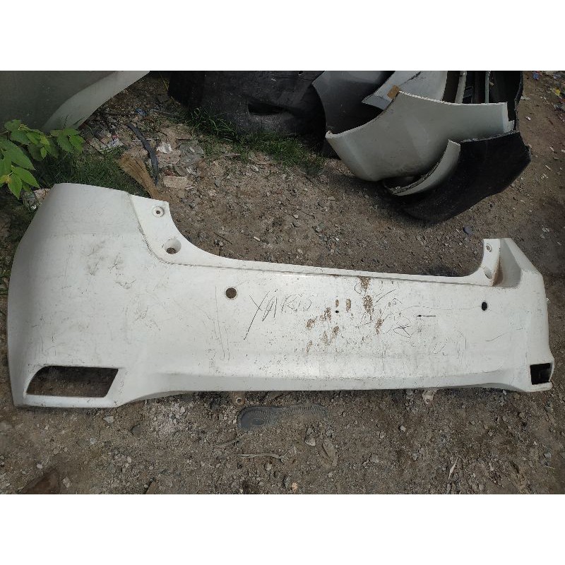 bumper belakang yaris 2016
