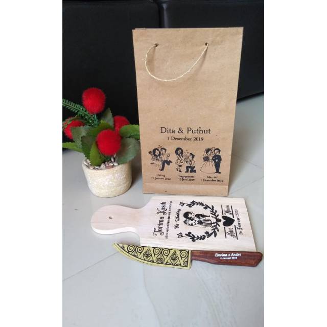 

SOVENIR KAYU TELNAN SET LARGE SIZE 10*20 CUSTOM DESAIN PAPERBAG DAN TELNANNYA