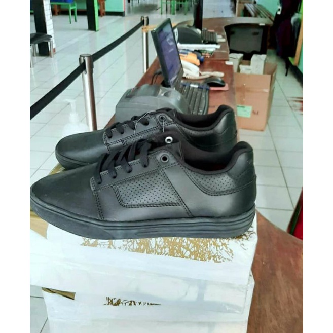 Sepatu TOMKINS RENEGADES Hitam