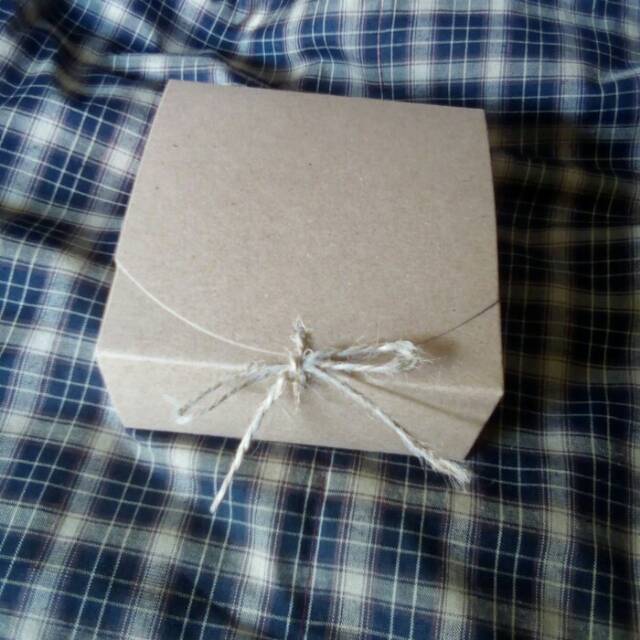 

BOX PERSEGI UKURAN 11,5 x 11,5 x 5cm (+TALI)