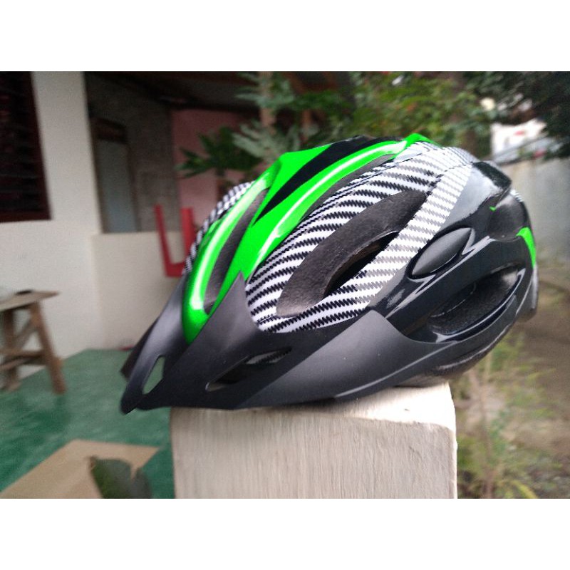 Helm sepeda Gunung keren berkualitas hijau