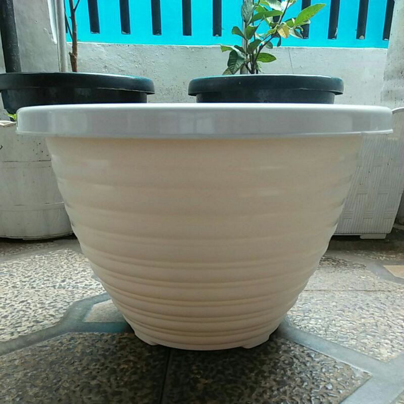Pot bunga dan tanaman hias Taiwan Bee Plastik ukuran 35cm putih