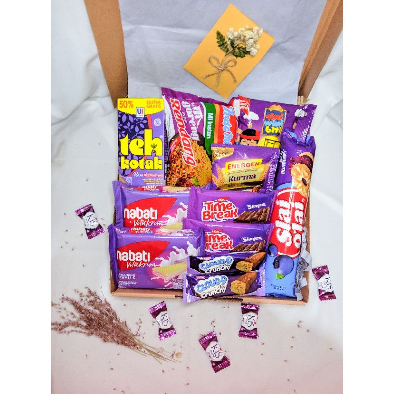 

hampers snack/give box/kado ulang tahun/anniversary/wisuda