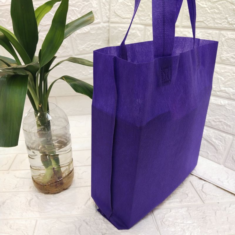 

goddie bag uk 30x40x10 cmBahan spondbond isi 12pcs