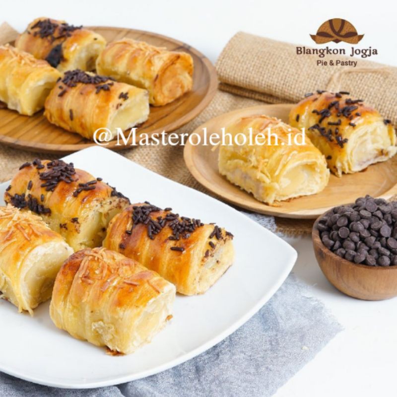 Molen Lilit Panggang Blangkon Jogja Isi 8 Bolen Lilit Pisang Bolen Pisang Molen Pisang