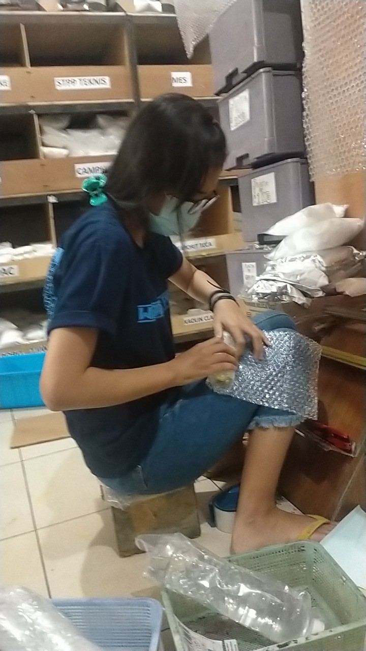 Kantong Keresek Plastik Tristar 24 Hitam Putih Merah 24x44cm High Quality