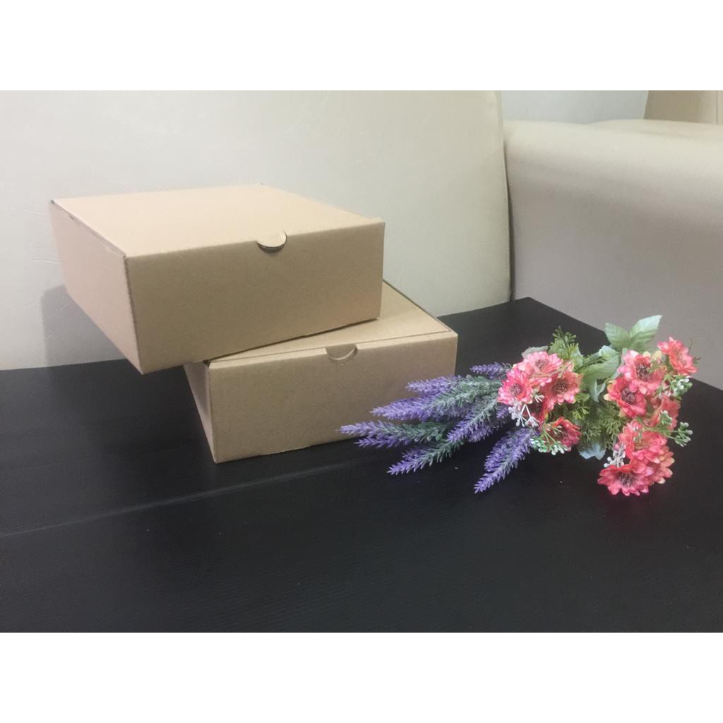 

DUS HAMPERS TEBAL KUAT CANTIK / DUS BOLU 20 X 20