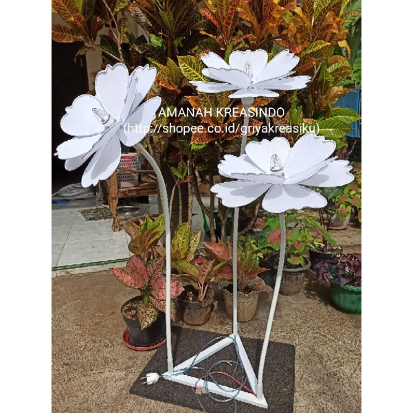 DEKORASI PELAMINAN BUNGA LAMPU HIAS DEKORASI