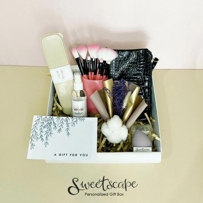 

GIFT BOX PACKAGE 208-PAKET HAMPERS 208 - HADIAH ULTAH CEWE LUCU FGBV61352