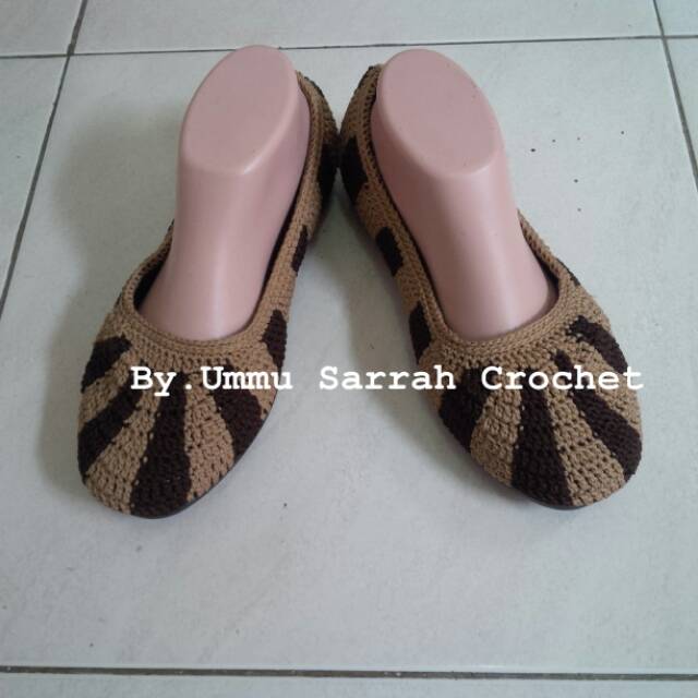 Flat shoes rajut