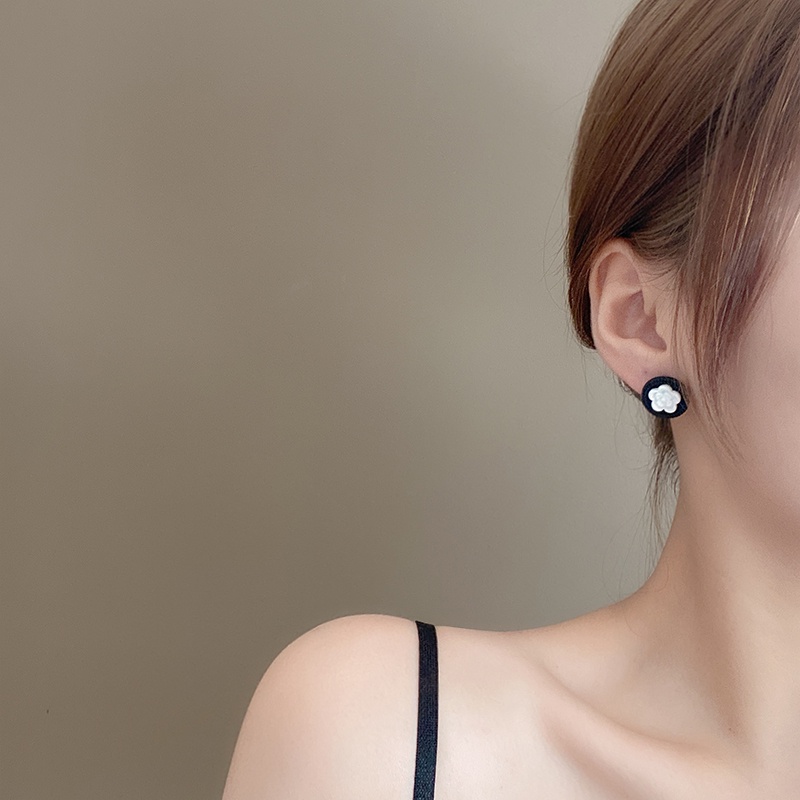 S925 Silver Plated Black Flower Earrings Biscuits Shape Ear Studs for Lovely Girls