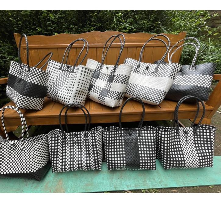 

[Shopee.ID] - Tas Anyaman / Tas Monochrome / Anyaman Plastik / Souvenir Berkatan Ukuran XL 34x14x26c