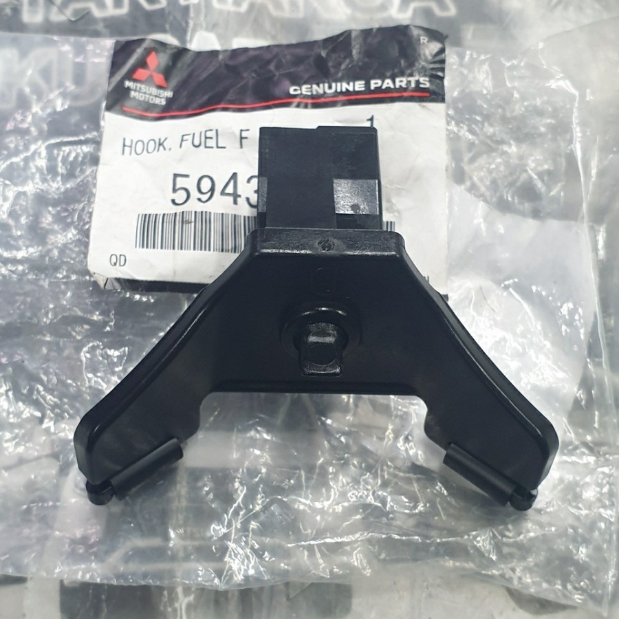 LOCK HOOK PENGAIT TUTUP TANGKI SOLAR ALL NEW TRITON MITSUBISHI ORI ASL