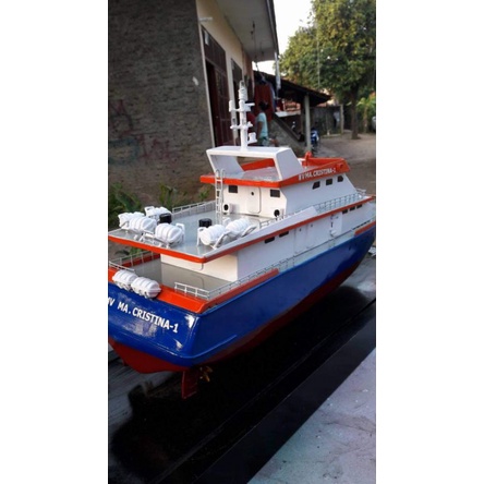 Miniatur kapal laut berbahan dasar fiberglass dan aklirik
